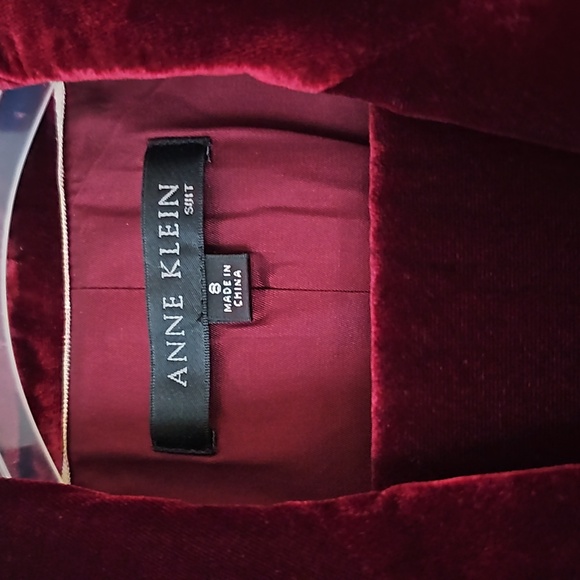 NWT Anne Klein Modern Fit 2PC Women’s Suit Velour Velvet Ruby Red Size 8 - Picture 2 of 6